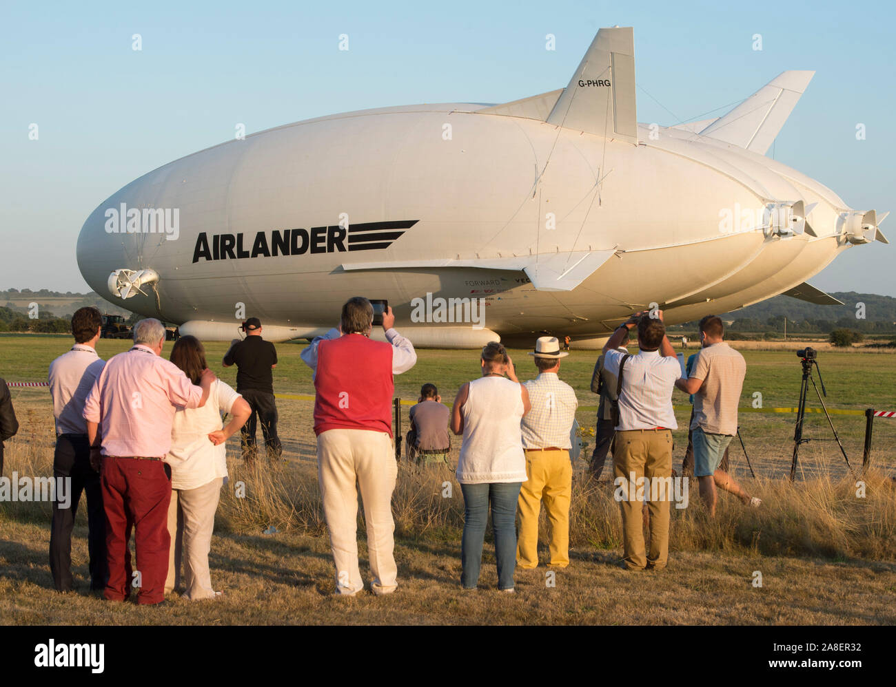 Die Weltgrößte Flugzeug Die Airlander 10 auf ihrem Jungfernflug von einem Flugplatz in Bedford, England. 17/08/2016 Stockfoto