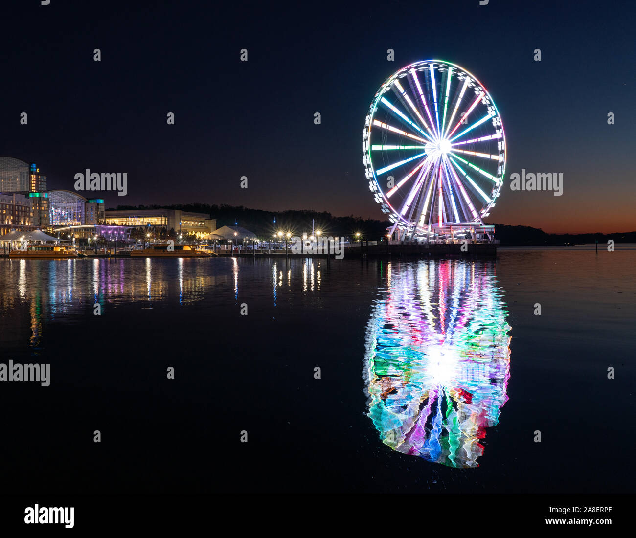 National Harbor, Maryland - 6 November 2019: Beleuchtete Hauptstadt Rad Riesenrad fahren am nationalen Hafen in der Nähe von Washington DC bei Sonnenuntergang Stockfoto