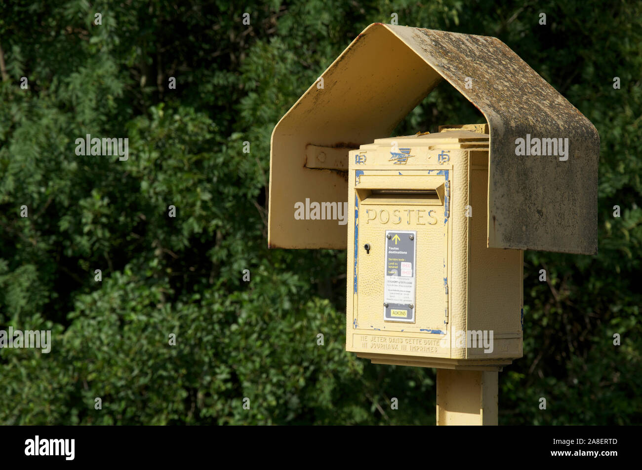 Ein traditionelles gelb Französische Post Box. La Drôme, Rhône Alpes, Frankreich. Stockfoto