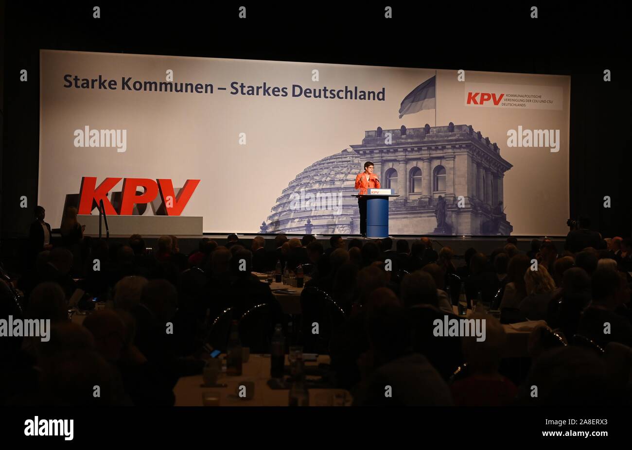 08 November 2019, Bayern, Würzburg: Die CDU-Vorsitzende und Verteidigungsminister Annegret Kramp-Karrenbauer gestikulierte während einer Rede auf dem Kongress der CDU/CSU-lokale politische Vereinigung. Foto: Nicolas Armer/dpa Stockfoto
