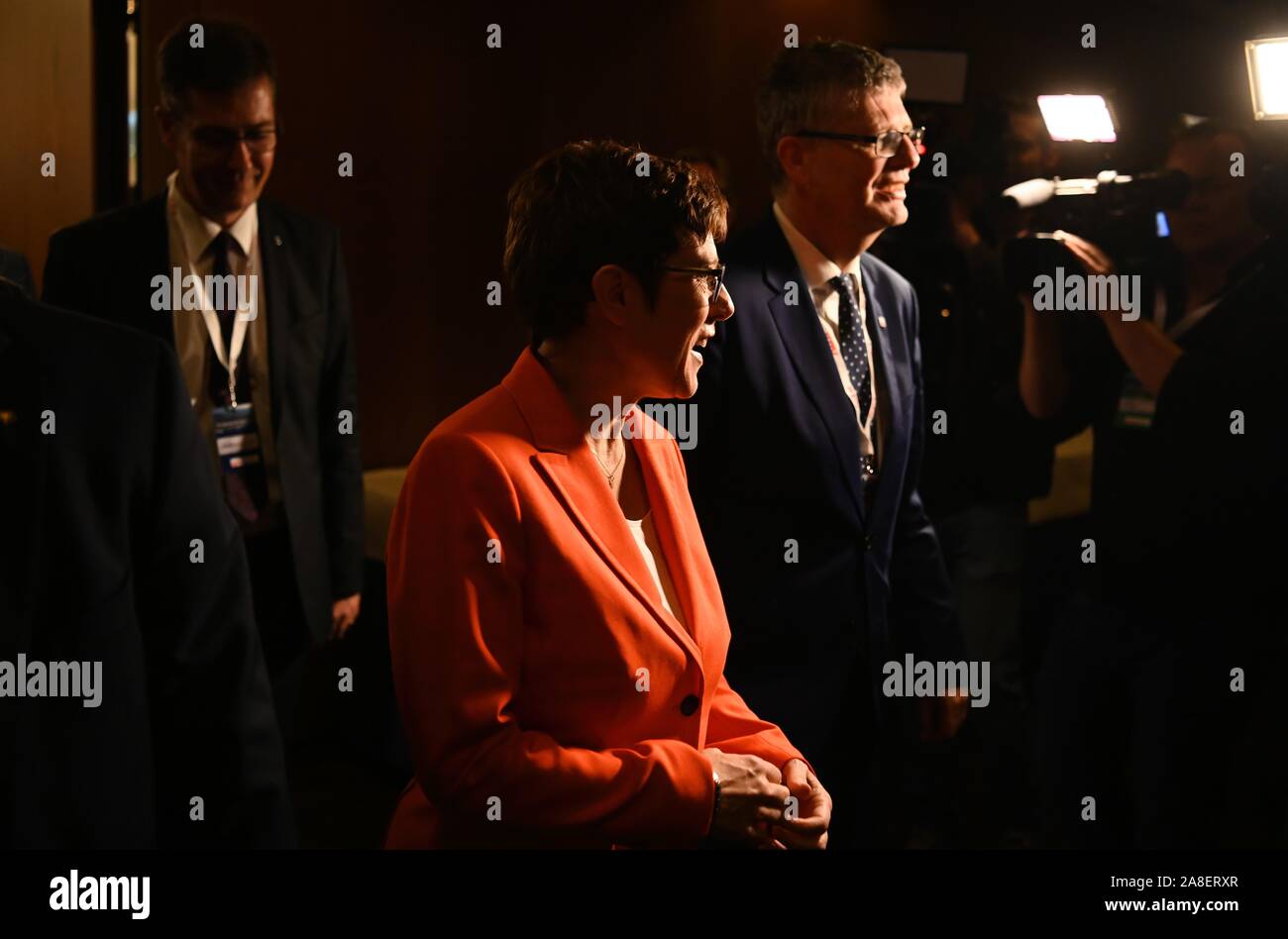08 November 2019, Bayern, Würzburg: Die CDU-Vorsitzende und Bundesverteidigungsminister Annegret Kramp-Karrenbauer wird der Kongress der CDU/CSU-lokale politische Vereinigung teilnehmen. Foto: Nicolas Armer/dpa Stockfoto