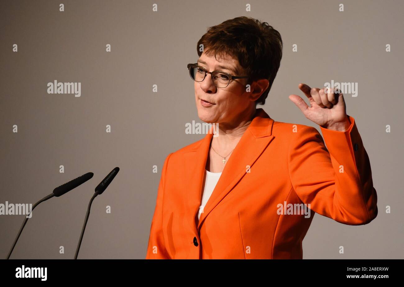 08 November 2019, Bayern, Würzburg: Die CDU-Vorsitzende und Verteidigungsminister Annegret Kramp-Karrenbauer gestikulierte während einer Rede auf dem Kongress der CDU/CSU-lokale politische Vereinigung. Foto: Nicolas Armer/dpa Stockfoto