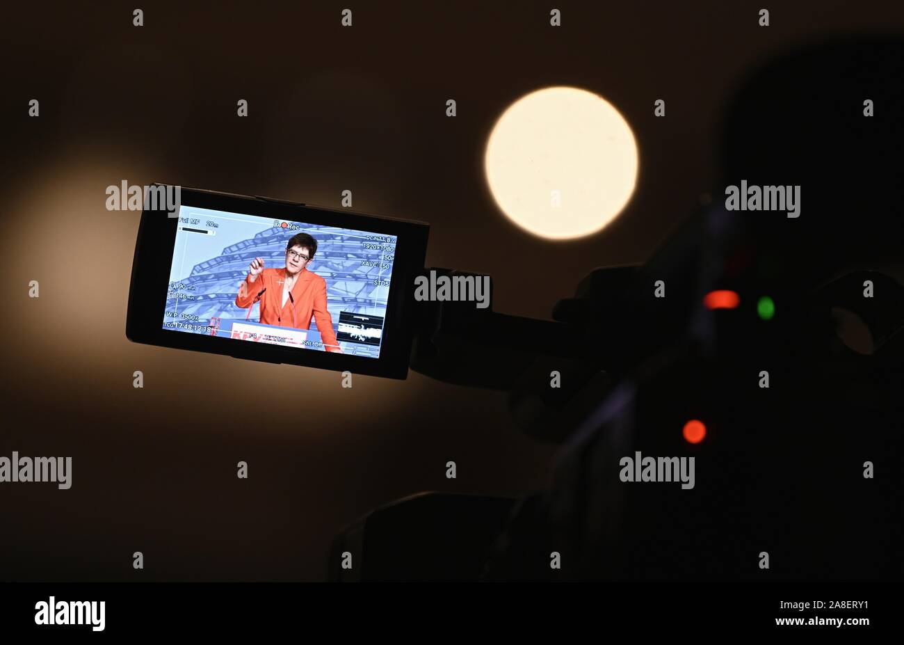 08 November 2019, Bayern, Würzburg: Die CDU-Vorsitzende und Verteidigungsminister Annegret Kramp-Karrenbauer gestikulierte während einer Rede auf dem Kongress der CDU/CSU-lokale politische Vereinigung. Foto: Nicolas Armer/dpa Stockfoto