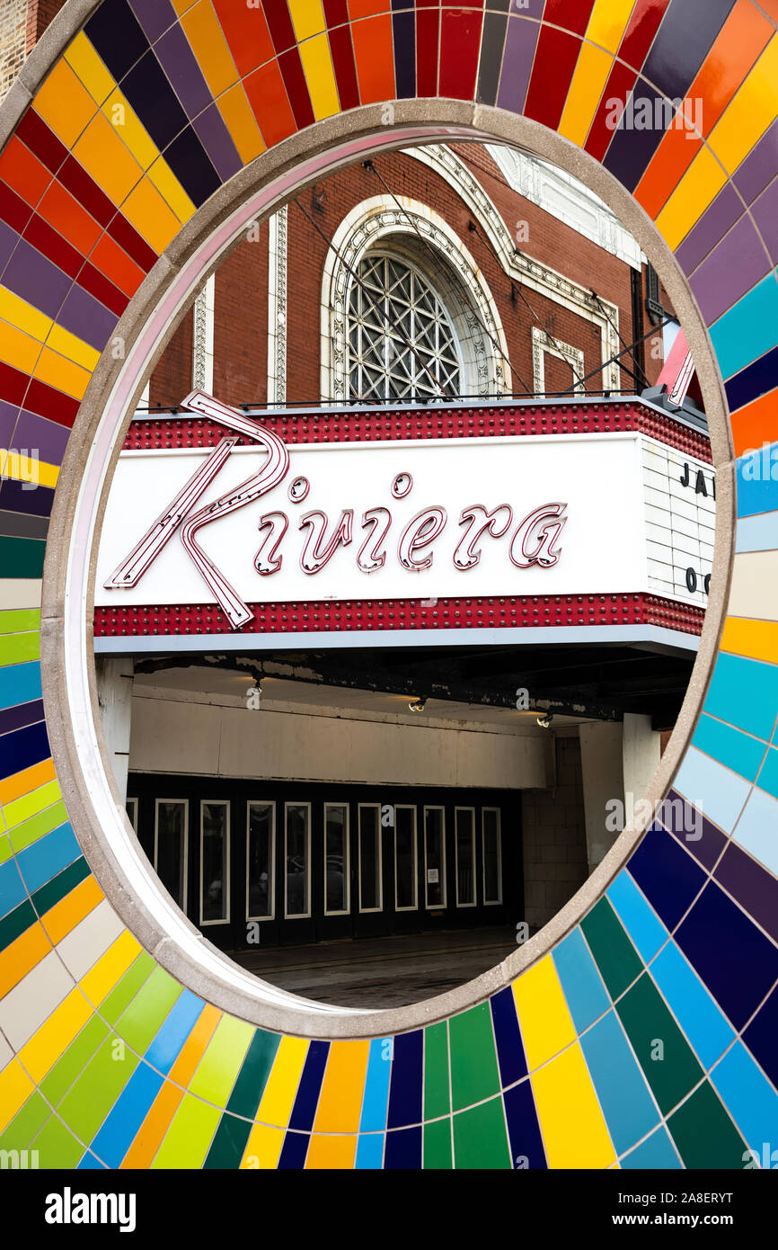 Das Riviera Theater ist in der Uptown Nachbarschaft und der Bunten" drei Sphären des Selbst' Skulptur entfernt Stockfoto