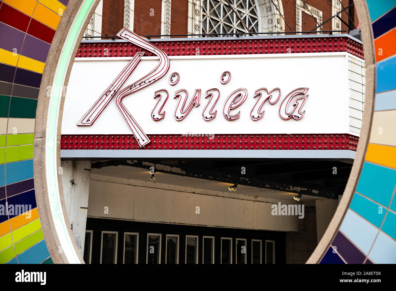 Das Riviera Theater ist in der Uptown Nachbarschaft und der Bunten" drei Sphären des Selbst' Skulptur entfernt Stockfoto