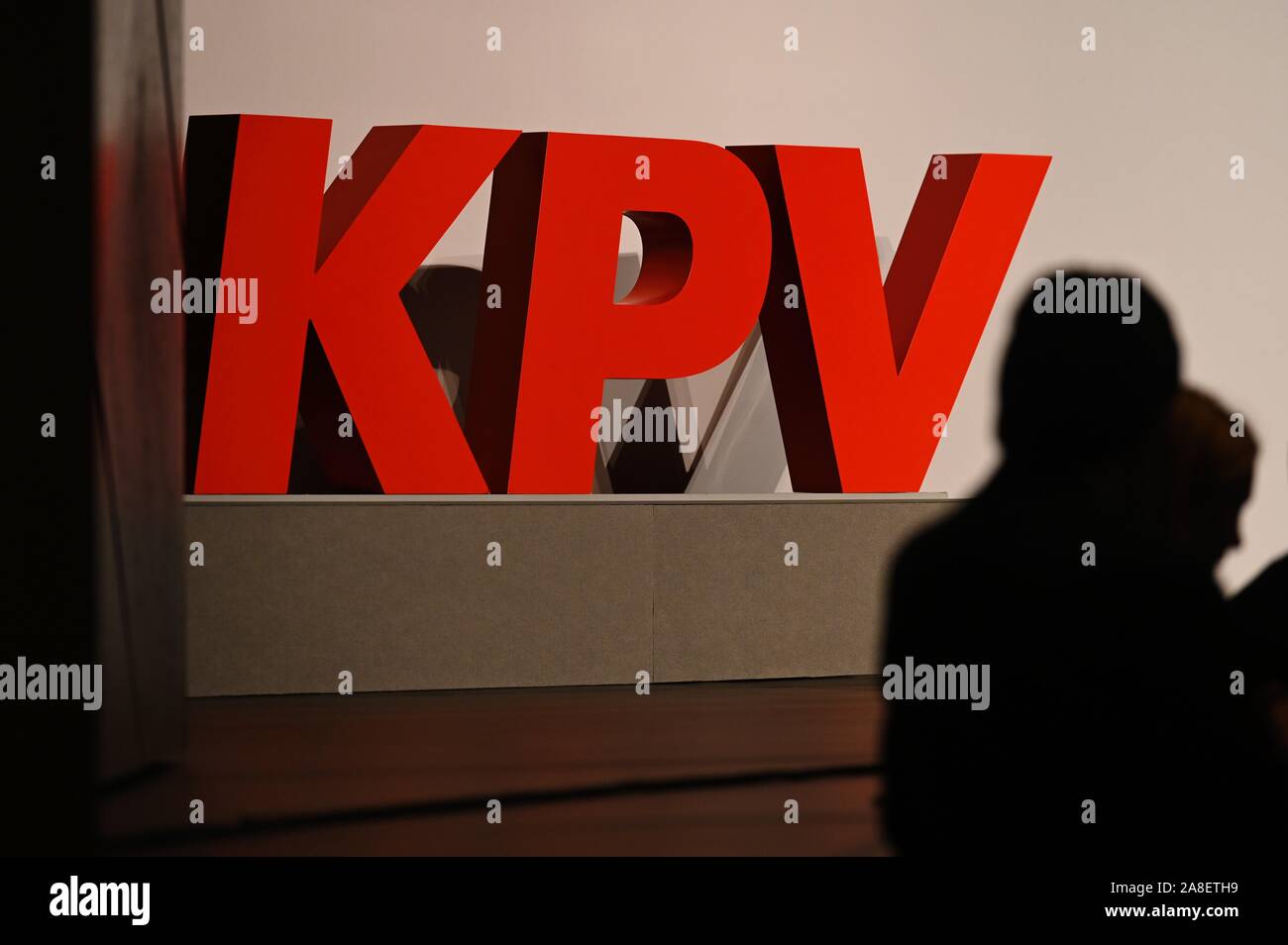 08 November 2019, Bayern, Würzburg: Auf dem Kongress der Kommunalpolitische Vereinigung der CDU und CSU, sind Leute wie Silhouetten vor der KPV-Logo gesehen. Foto: Nicolas Armer/dpa Stockfoto