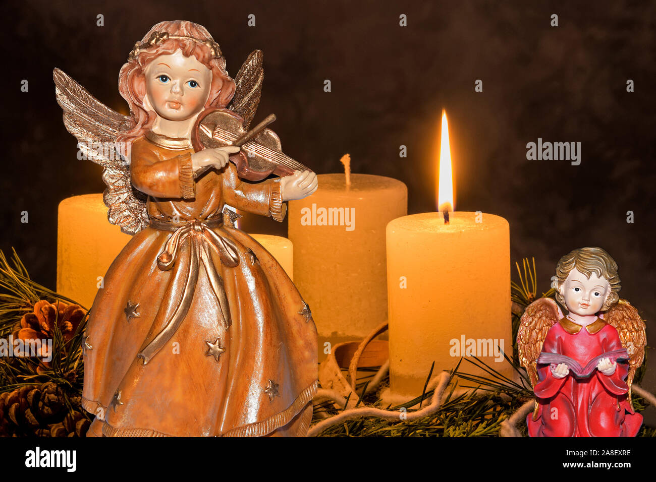 Ein Adventskranz zu Weihnachten romatinsche sorgt für Stimmung in der stillen Advent Zeit, 1. Advent, drei brennende Kerzen, Engel, Weihnachtsengel mi Stockfoto