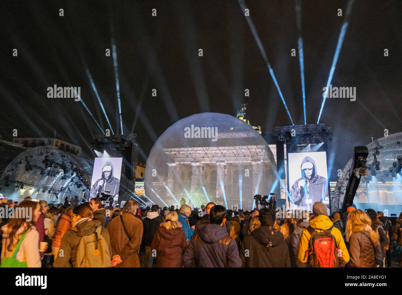 Rock Konzert- und Lightshow am Brandenburger Tor anlässlich des 30. Jahrestages des Falls der Berliner Mauer. Stockfoto