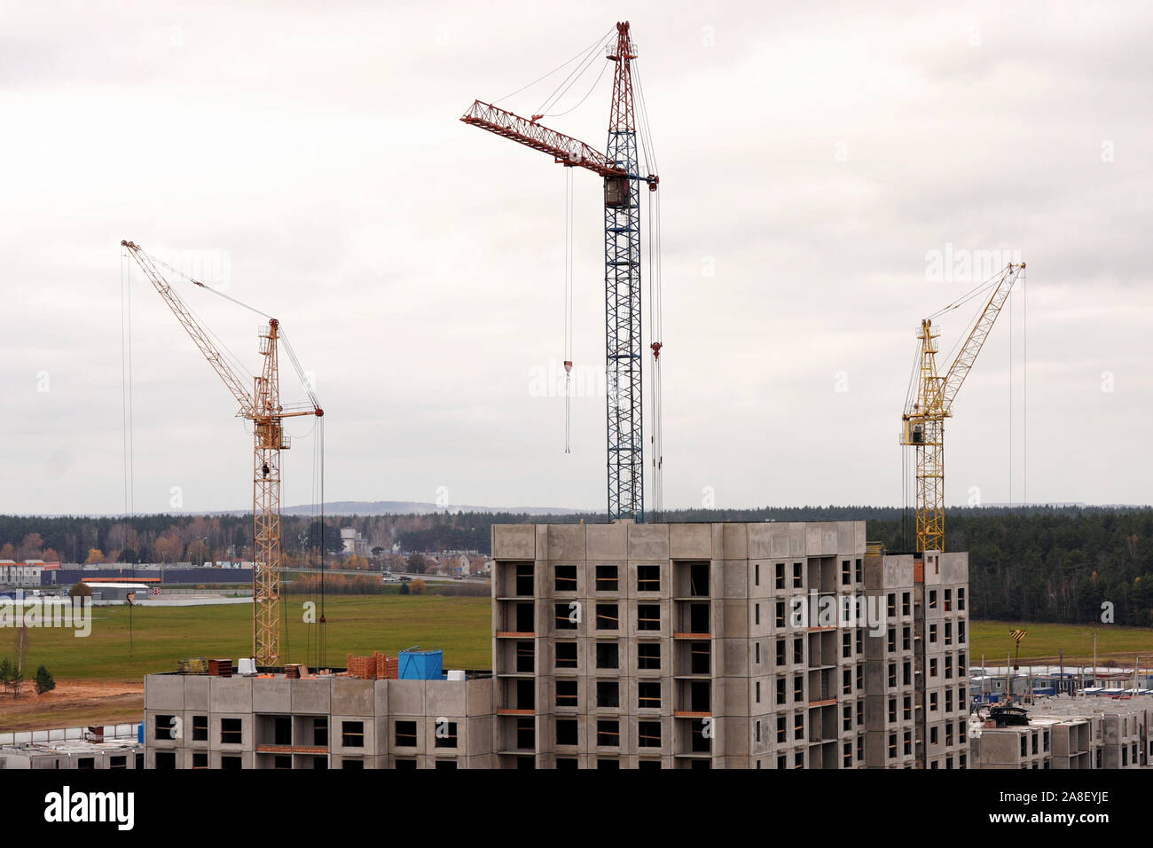 Bau eines neuen Wohnviertel. Krane über mehrstöckige Gebäude im Bau Stockfoto