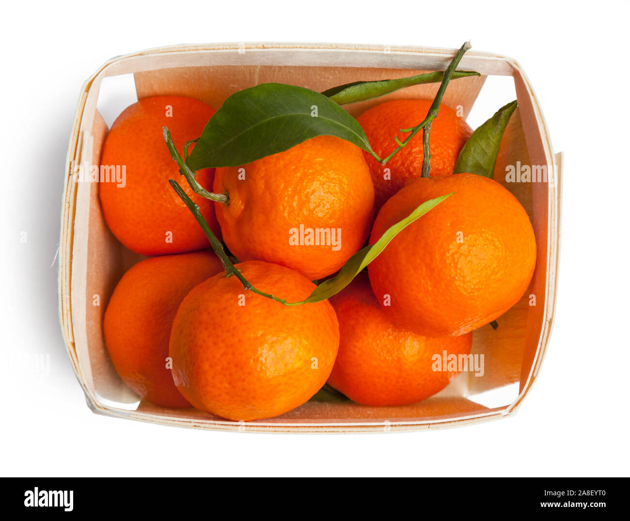 Mandarinen mit Blättern in Holz- Paket, auf weißem Hintergrund Stockfoto