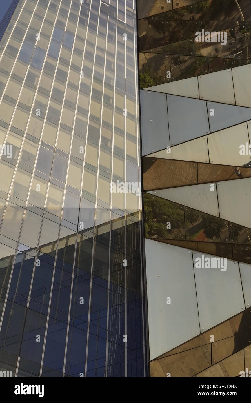 Nahaufnahme Detail der modernen Glas gespiegelt Städtische Architektur Stockfoto