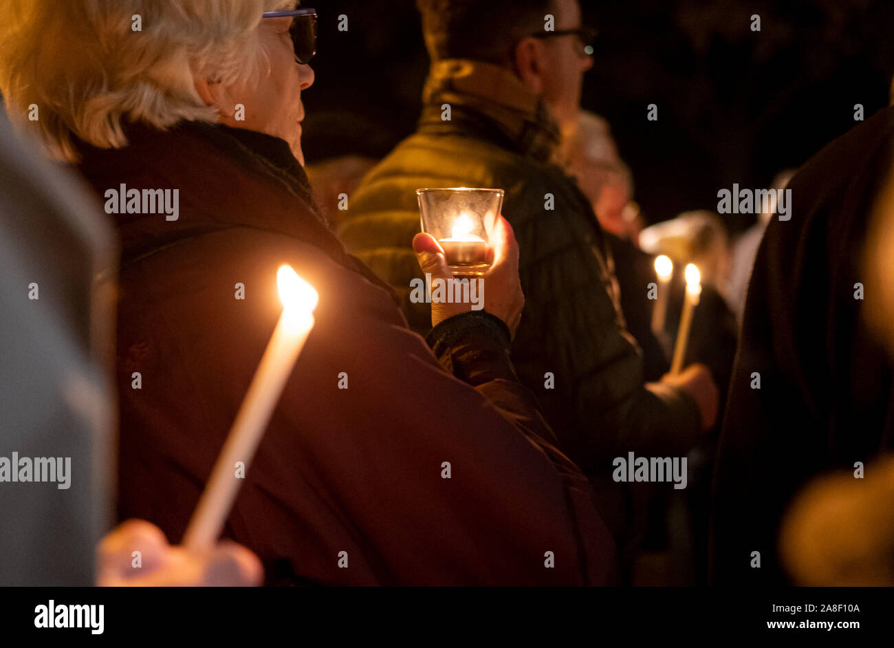 08 November 2019, Niedersachsen, Hannover: stehen Menschen mit Kerzen in den Händen vor der Synagoge der Liberalen Jüdischen Gemeinde Hannover K.d.ö.R. und Form einer Lichterkette. Die Menschen sind ein Signal gegen Antisemitismus und Rassismus für eine tolerante und friedliche Gesellschaft. Foto: Peter Steffen/dpa Stockfoto