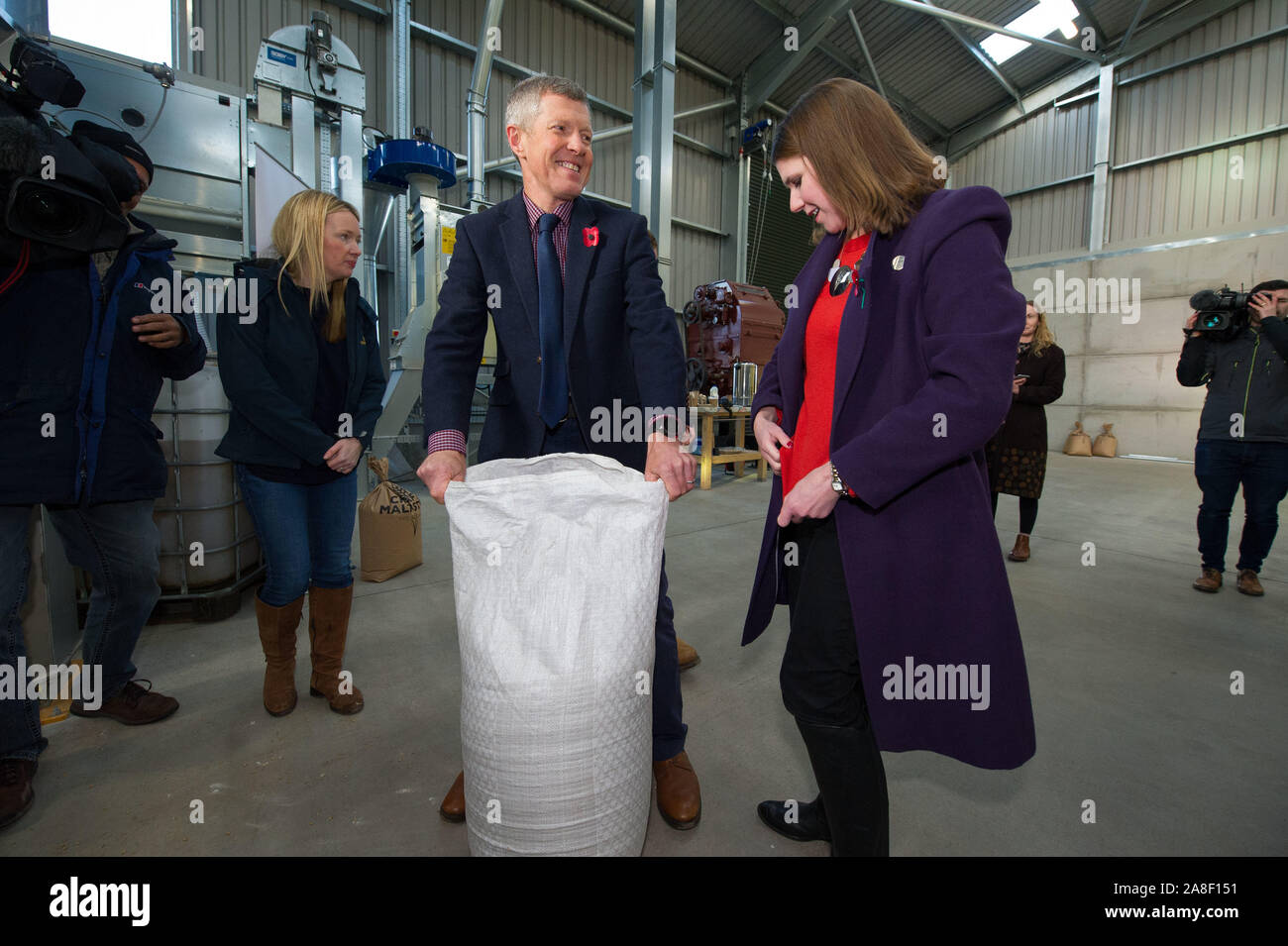 Auchtermuchty, UK. 8. November 2019. Bild: (links) Willie Rennie MSP-Führer der schottischen liberalen Demokraten; (rechts), Jo Swinson MP-Vorsitzender der britischen liberaldemokratischen Partei. Liberaldemokraten Jo Swinson visits North East Fife als Teil ihrer Leader's Tour durch Großbritannien, wie sie der Fall macht die Wähler in Schottland zu bleiben zurück die Liberaldemokraten Schottlands Platz im Herzen der Europäischen Union zu schützen. Credit: Colin Fisher/Alamy leben Nachrichten Stockfoto