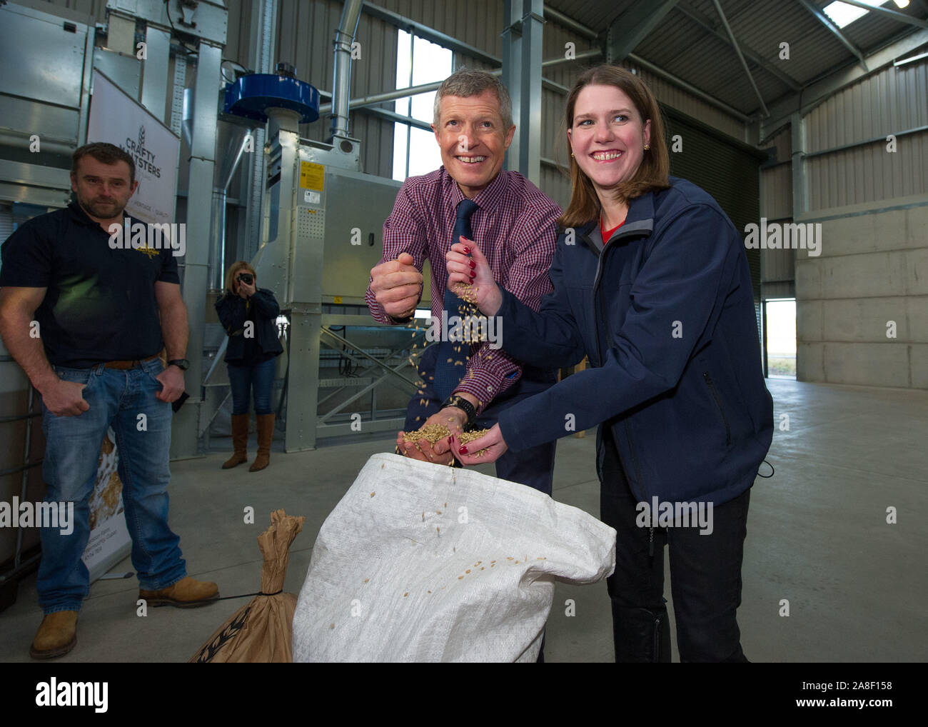 Auchtermuchty, UK. 8. November 2019. Bild: (links) Willie Rennie MSP-Führer der schottischen liberalen Demokraten; (rechts), Jo Swinson MP-Vorsitzender der britischen liberaldemokratischen Partei. Liberaldemokraten Jo Swinson visits North East Fife als Teil ihrer Leader's Tour durch Großbritannien, wie sie der Fall macht die Wähler in Schottland zu bleiben zurück die Liberaldemokraten Schottlands Platz im Herzen der Europäischen Union zu schützen. Credit: Colin Fisher/Alamy leben Nachrichten Stockfoto