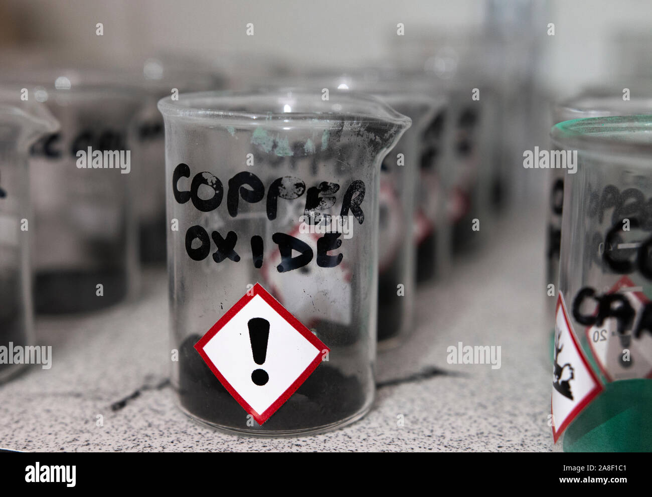 Kupferoxid Pulver in einem becherglas in einer chemischen Store in Großbritannien Stockfoto