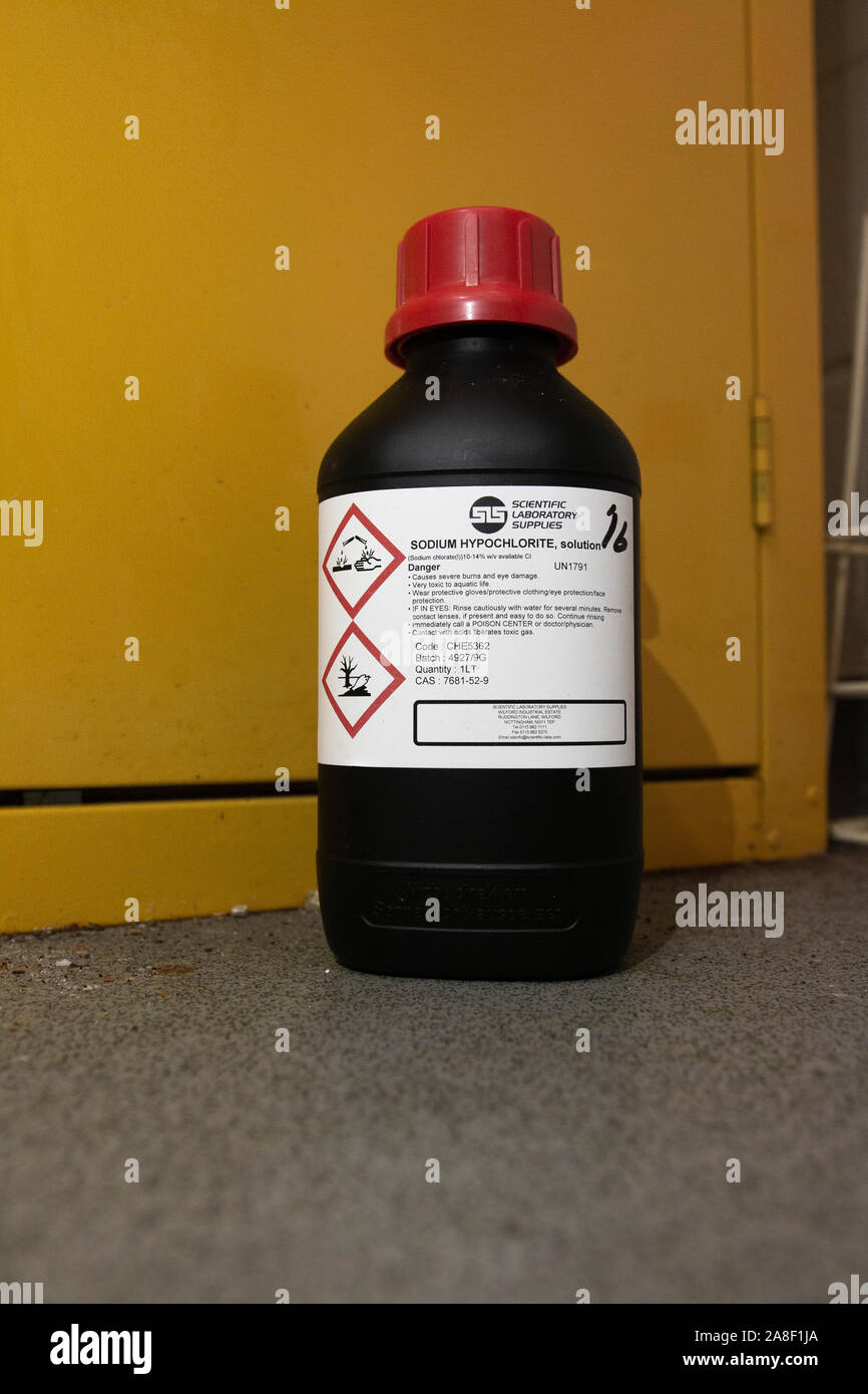Lager Flasche Natriumhypochlorit in einer chemischen Store in Großbritannien Stockfoto