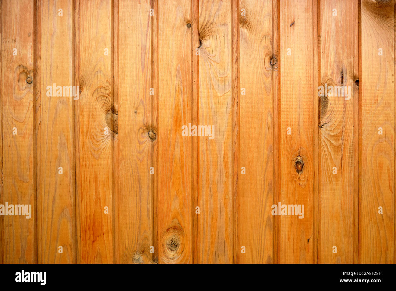 Hintergrund von Holzbrettern gemalt mit Fleck in Gelb. Stockfoto