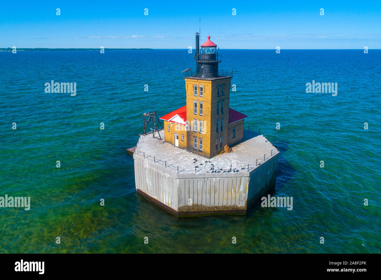 Port Austin Lighthouse ist ein Leuchtturm vor der Küste des Lake Huron, etwa 2,5 km nördlich von Port Austin, Huron County Michigan auf einem felsigen ree Sitzen Stockfoto