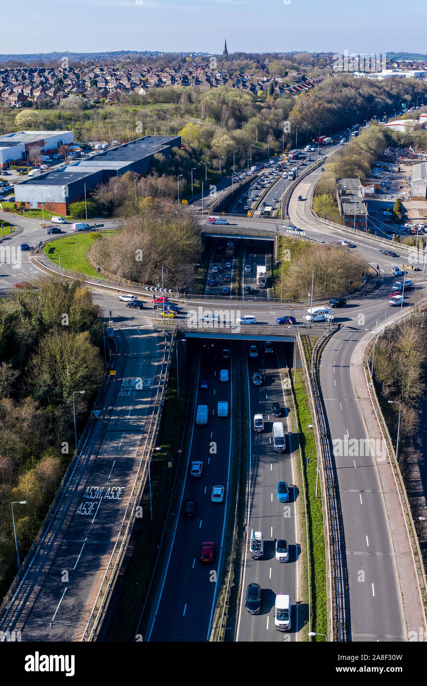 Antenne Draufsicht eines Kreisverkehrs, Autobahn während der langen Staus, Verkehr, rush hour, Straße, Kreuzung, Kreis, Route in Stoke-on-Trent Stockfoto