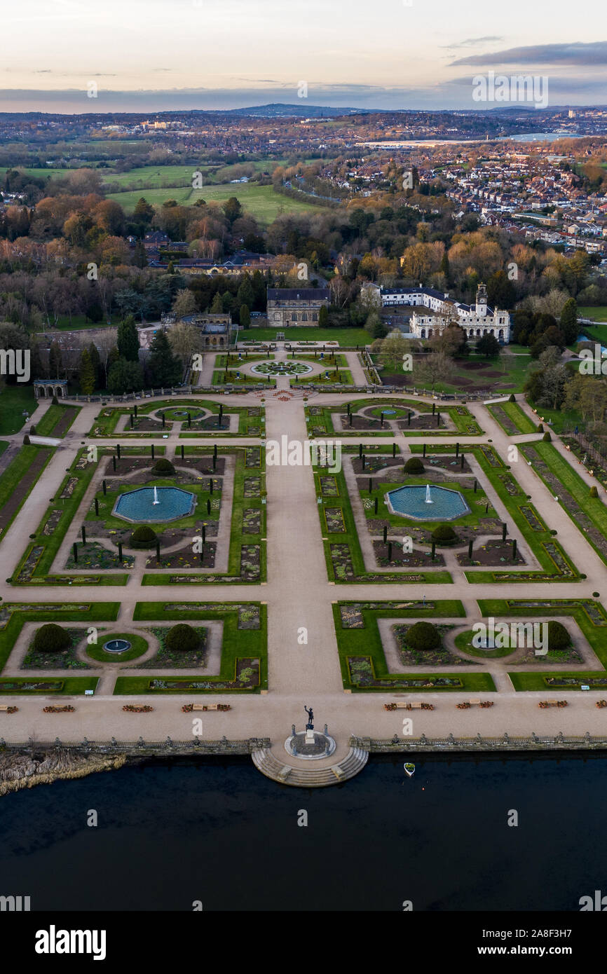 Schöne Luftaufnahme der Trentham Gardens Immobilien und See, in Trentham, Stoke-on-Trent, Staffordshire, Sehenswürdigkeit, Shopping Village Stockfoto