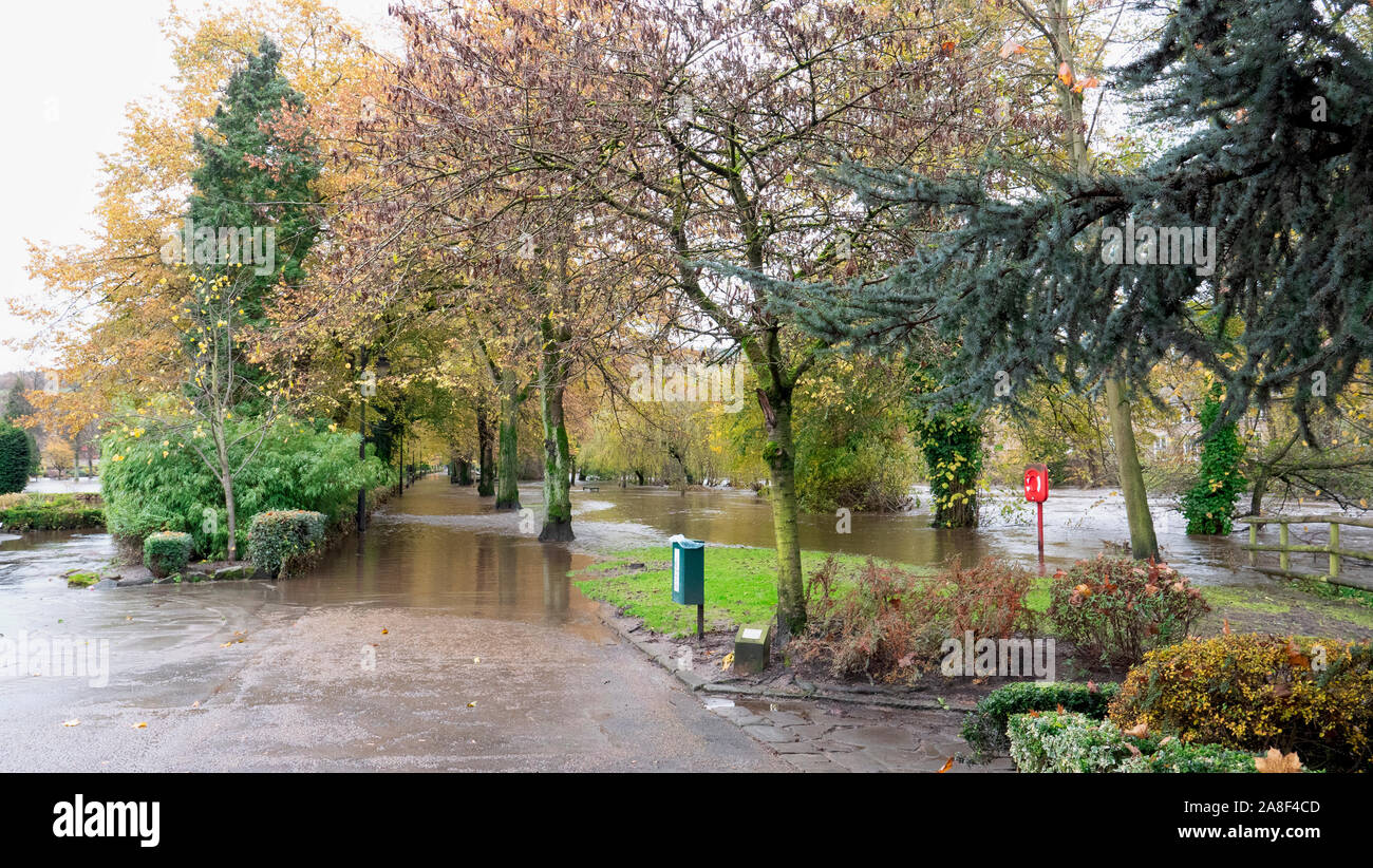 Matlock Park überschwemmt aufgrund der hohen Wasserstände auf dem Fluss Derwent zwischen Matlock & Matlock Bath, Derbyshire, Großbritannien Stockfoto