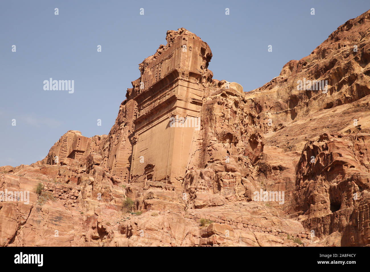 Seitenansicht des Grab von Unayshu, die in den Sandstein Felsen geschnitten worden ist, Petra, Jordanien, Naher Osten. Stockfoto