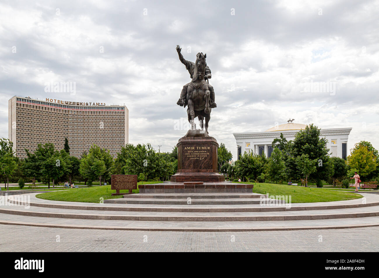 Statue von Amir Temur zu Pferd zwischen Usbekistan Hotel und das Nationale Kongresszentrum an Unabhängigkeit Square, Taschkent gezeigt Stockfoto