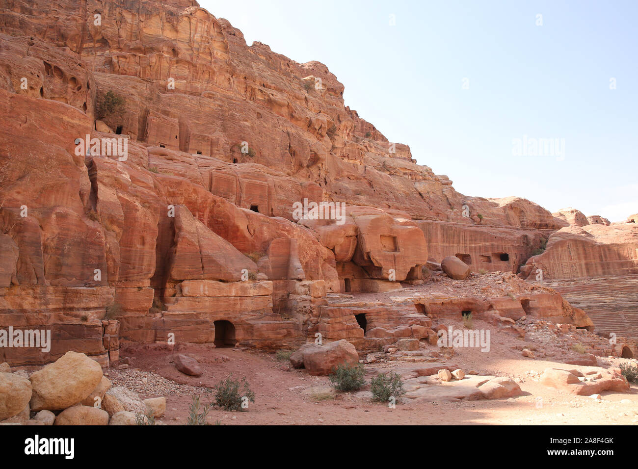 Straße der Fassaden, die Höhlen mit Türen aus dem roten Stein, Petra, Jordanien geschnitzt. Stockfoto