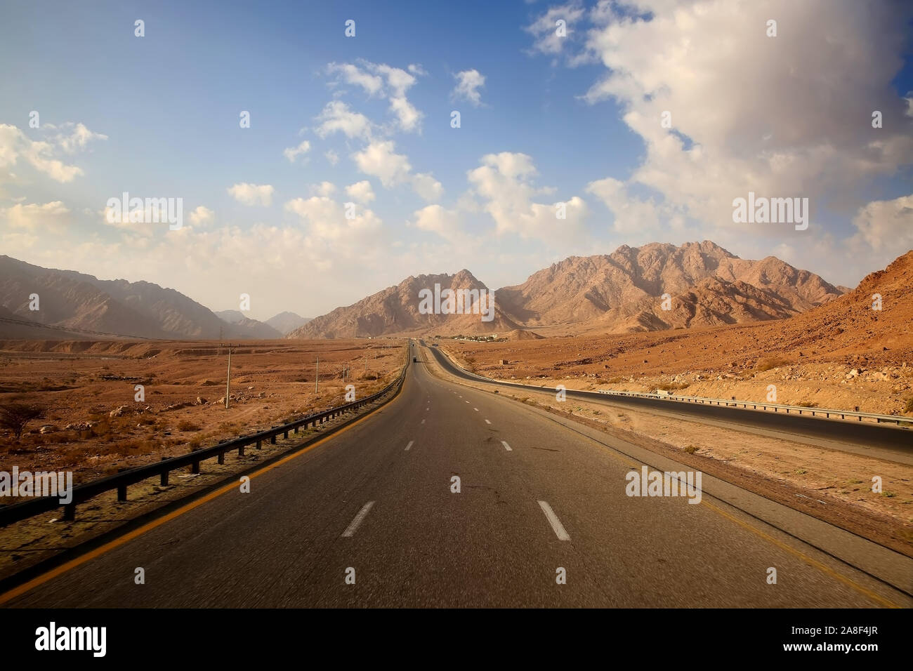 King's Highway road quer durch die Wüste zwischen Aqaba und Petra, Jordanien. Stockfoto