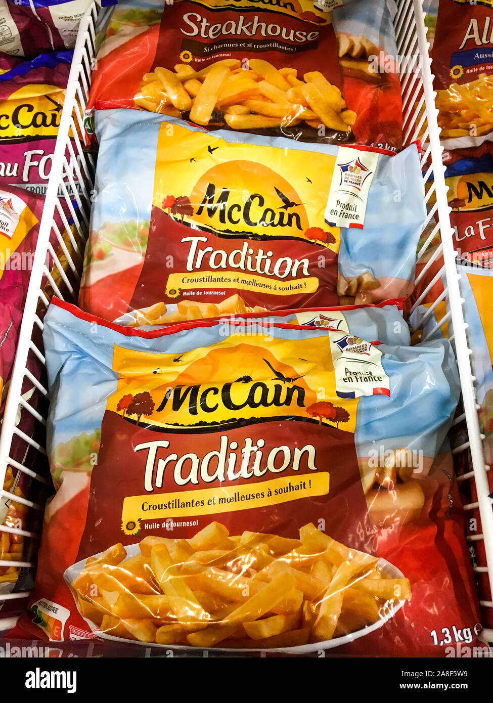 Pommes frites unter Kunststoffgehäuse, Lyon, Frankreich Stockfoto