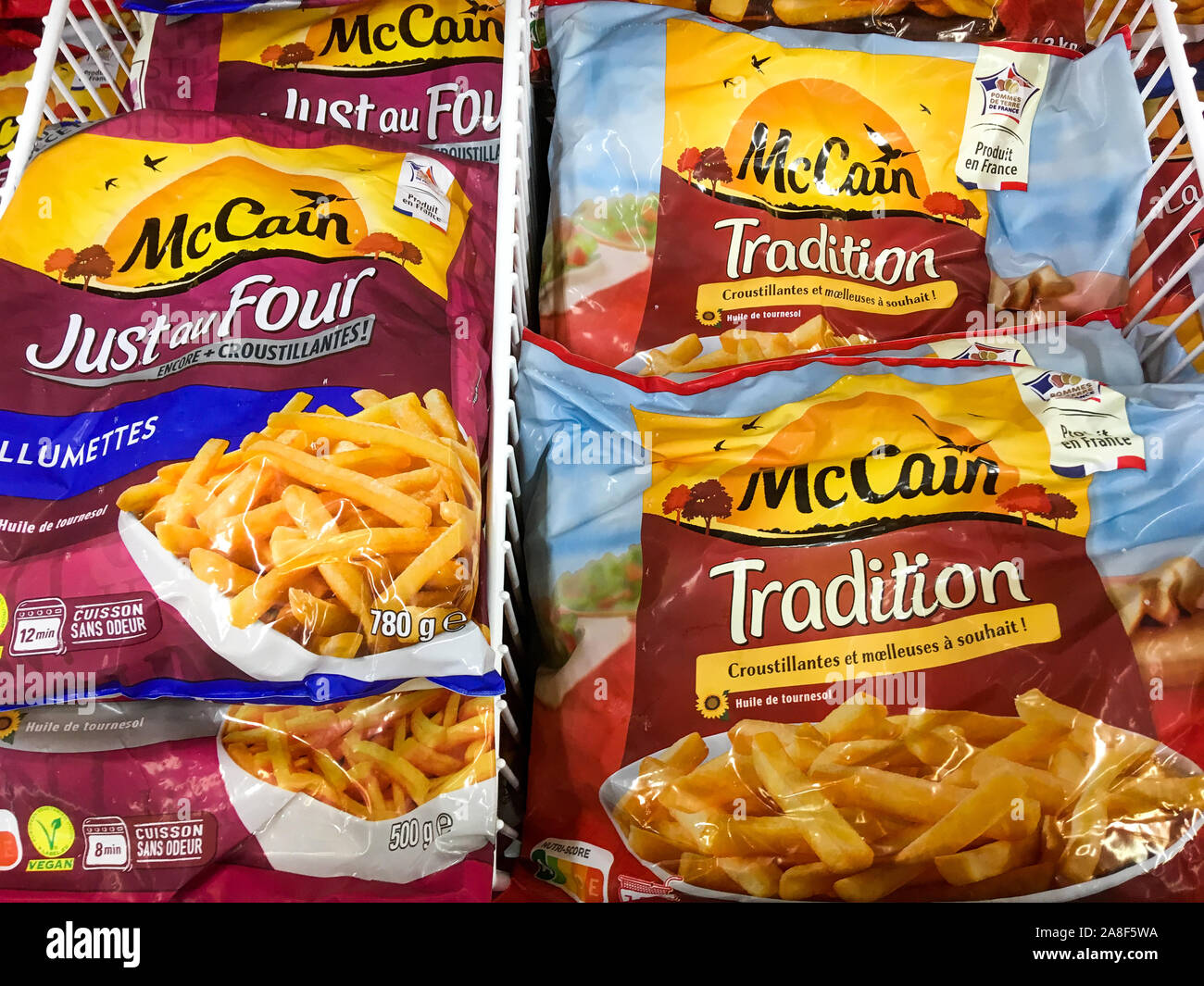Pommes frites unter Kunststoffgehäuse, Lyon, Frankreich Stockfoto