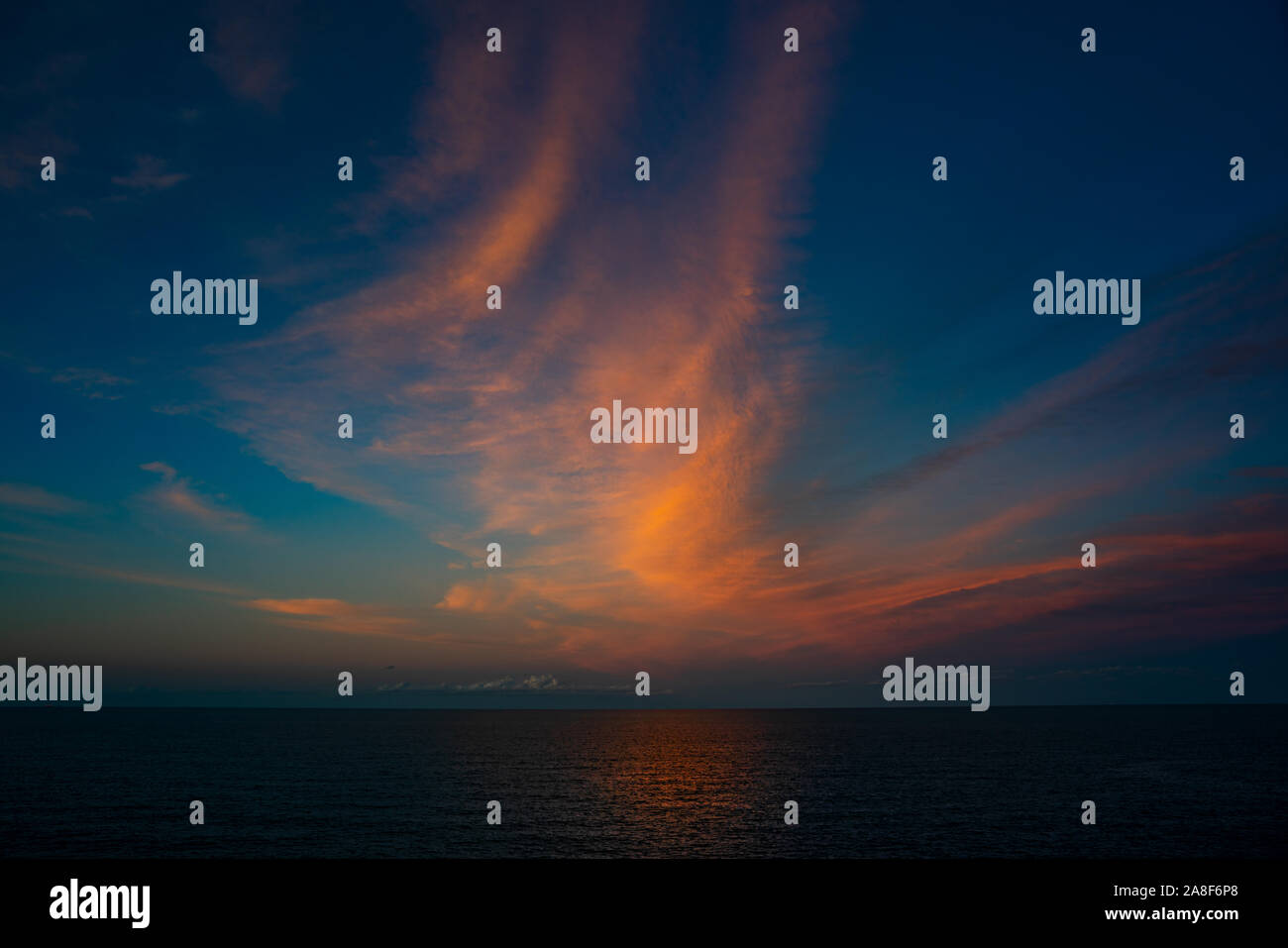 Sonnenuntergang auf dem Meer. roten Wolken Stockfoto