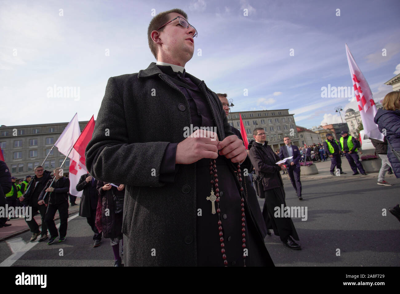 Die Mitglieder des Klerus sind zu sehen, die an eine anti-LGBT März in Warschau, Polen am 5. Oktober 2019. Stockfoto