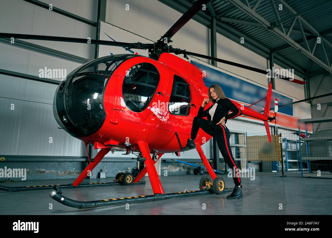 Schöne Mädchen in der Nähe von red Hubschrauber Stockfoto