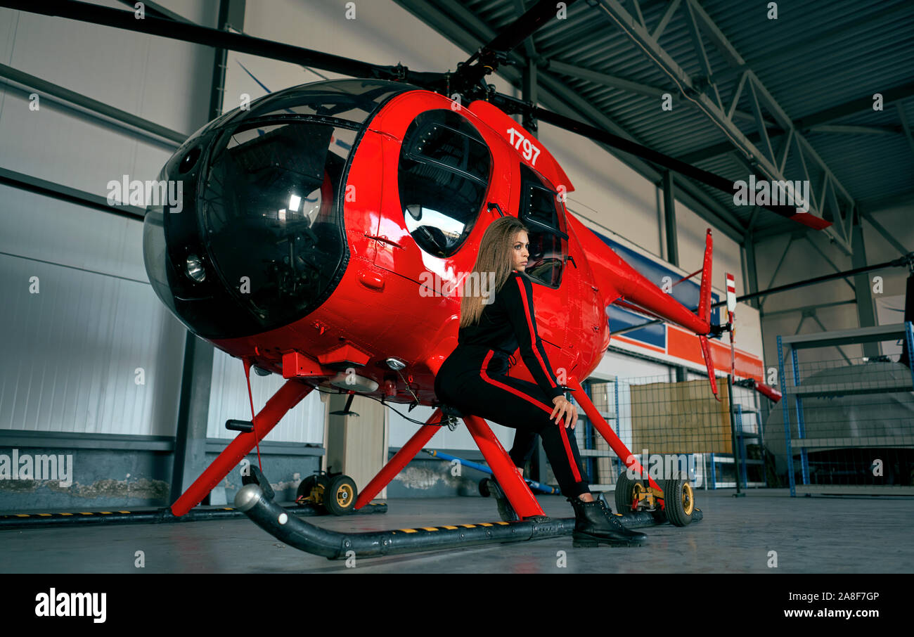 Schöne Mädchen in der Nähe von red Hubschrauber Stockfoto