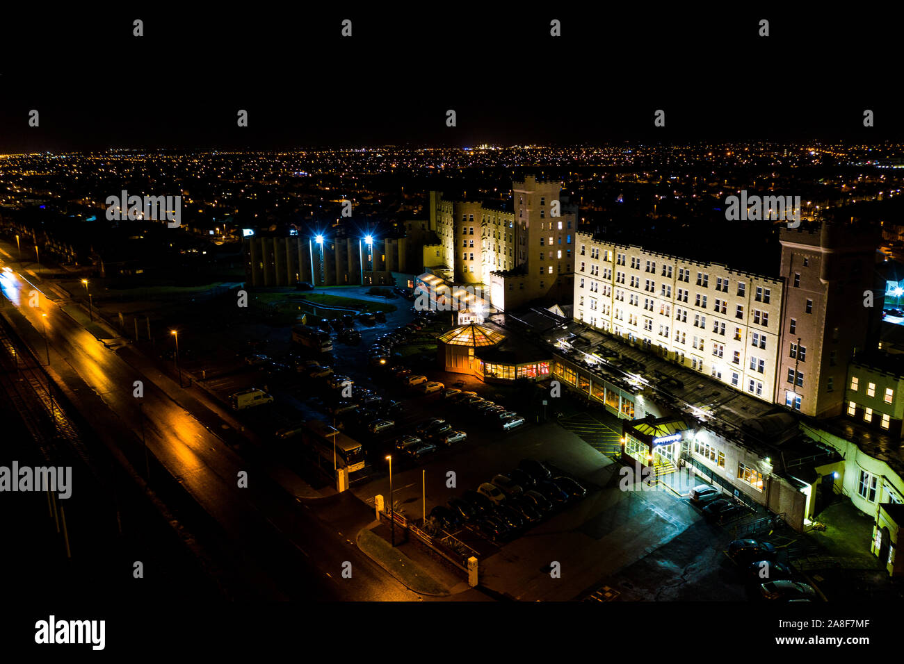 Schöne Luftaufnahmen von Blackpool in der Nacht, einschließlich Norbreck Castle Hotel liegt direkt am Meer, Stadtbild Stockfoto