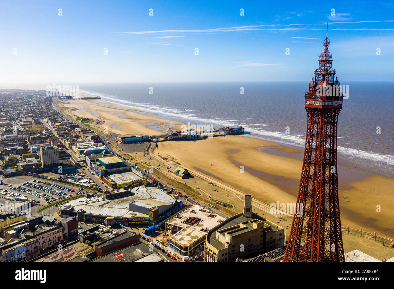 Luftaufnahmen, Drone, der berühmten Blackpool Tower und dem Strand vom Himmel an einem schönen Tag Sommer, Antenne Küsten Bild, Foto, Stockfoto