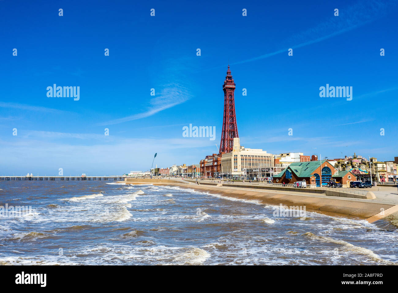Luftaufnahmen, Drone, der berühmten Blackpool Tower und dem Strand vom Himmel an einem schönen Tag Sommer, Antenne Küsten Bild, Foto, Stockfoto
