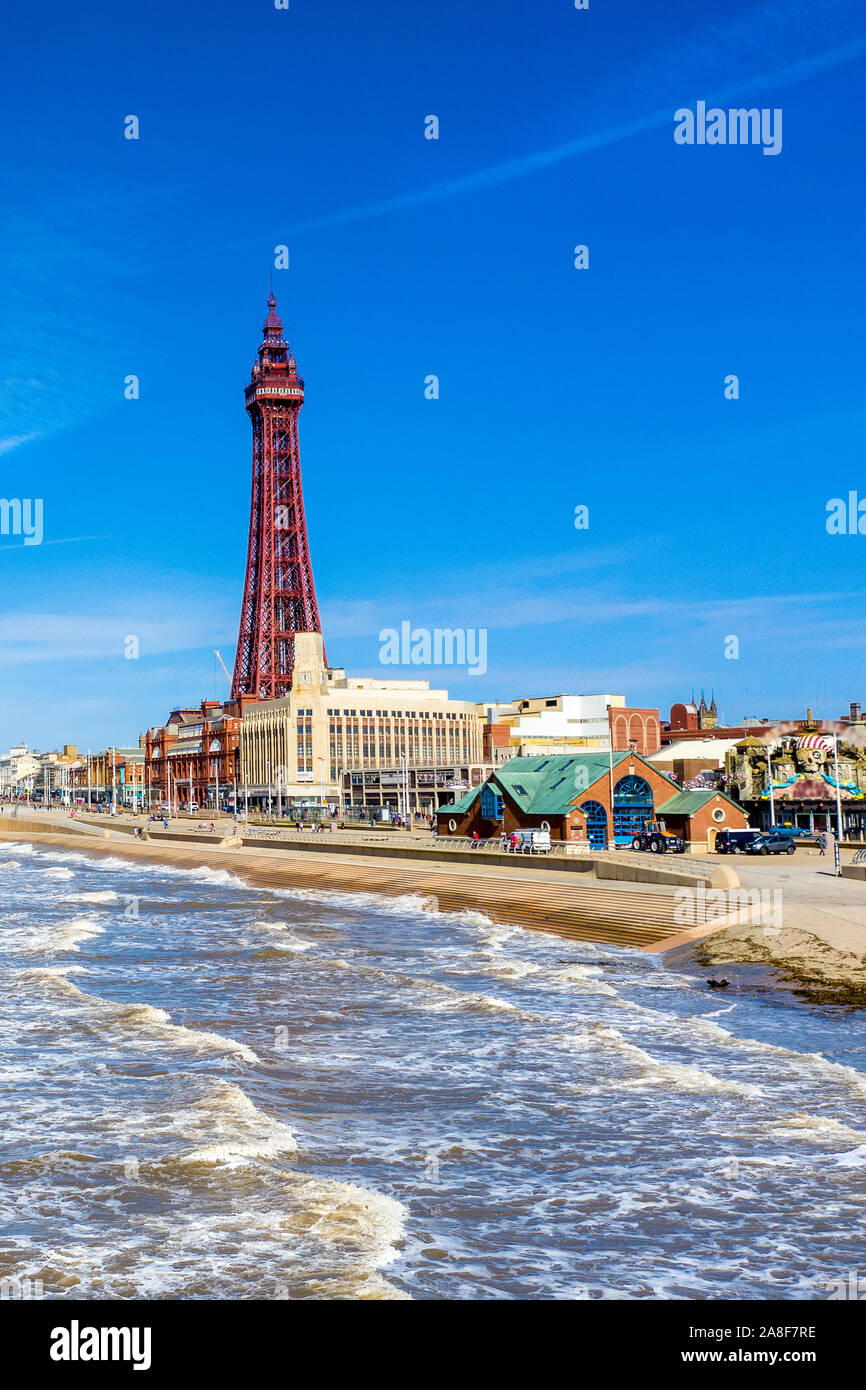 Luftaufnahmen, Drone, der berühmten Blackpool Tower und dem Strand vom Himmel an einem schönen Tag Sommer, Antenne Küsten Bild, Foto, Stockfoto