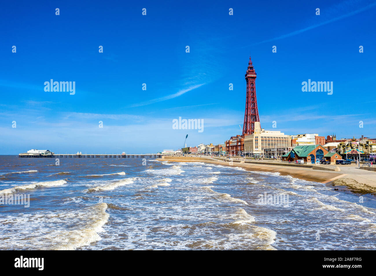 Luftaufnahmen, Drone, der berühmten Blackpool Tower und dem Strand vom Himmel an einem schönen Tag Sommer, Antenne Küsten Bild, Foto, Stockfoto