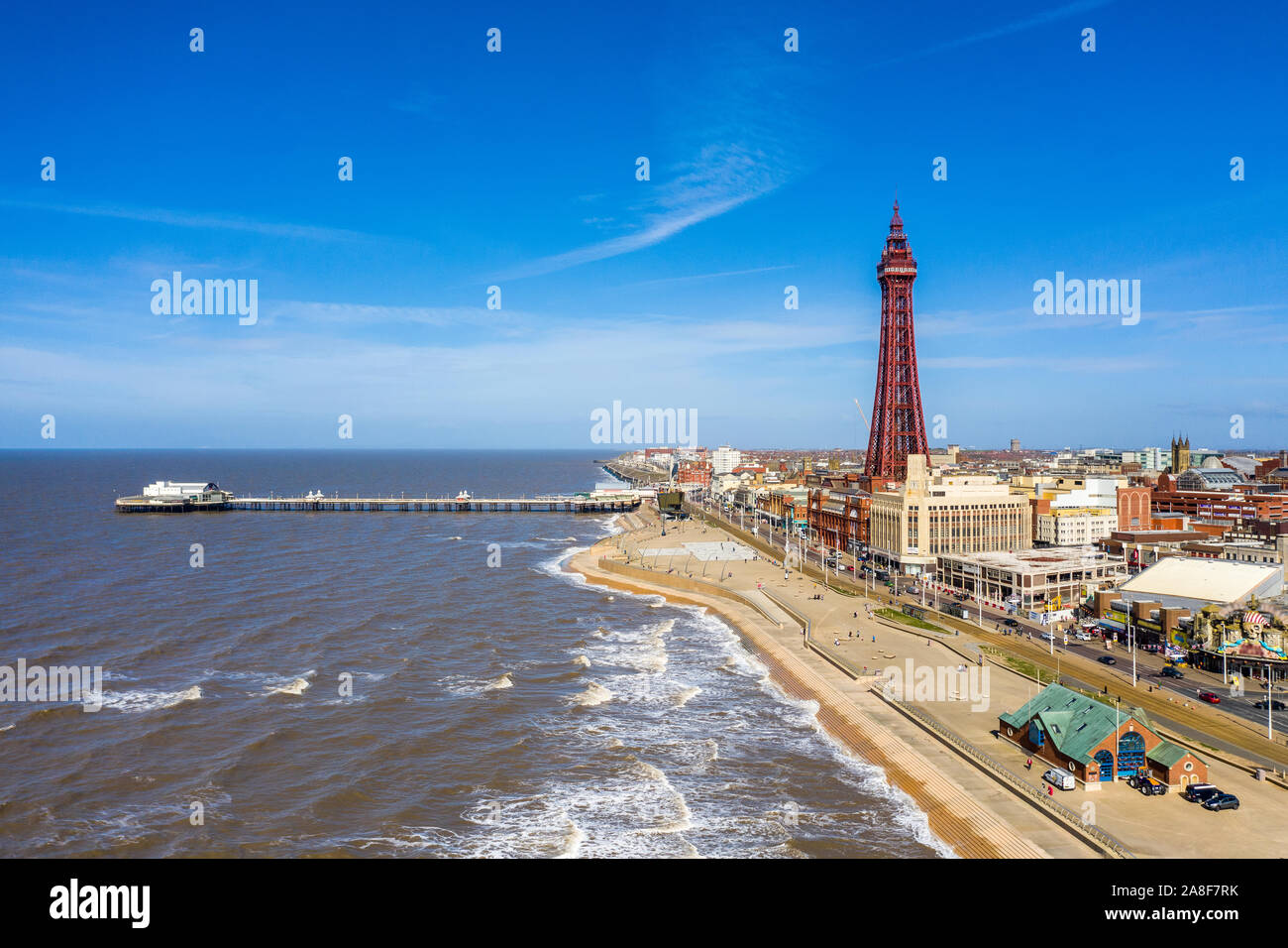 Luftaufnahmen, Drone, der berühmten Blackpool Tower und dem Strand vom Himmel an einem schönen Tag Sommer, Antenne Küsten Bild, Foto, Stockfoto