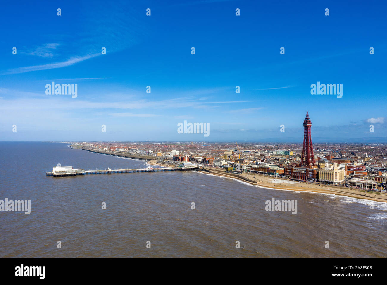 Luftaufnahmen, Drone, der berühmten Blackpool Tower und dem Strand vom Himmel an einem schönen Tag Sommer, Antenne Küsten Bild, Foto, Stockfoto