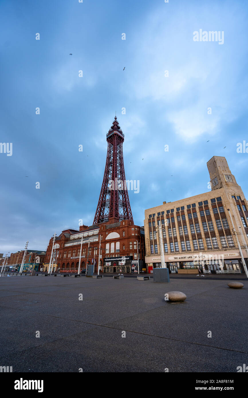 Die Welt berühmten Blackpool Tower und dem Strand von Hotels, Pubs und das Meer an einem Tag Sommer umgeben, kurz nachdem ein ungewöhnlicher Sturm Stockfoto