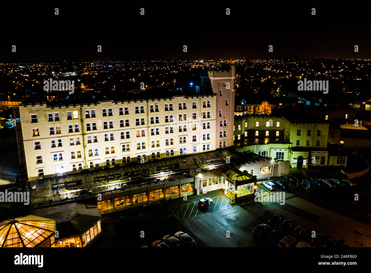 Schöne Luftaufnahmen von Blackpool in der Nacht, einschließlich Norbreck Castle Hotel liegt direkt am Meer, Stadtbild Stockfoto