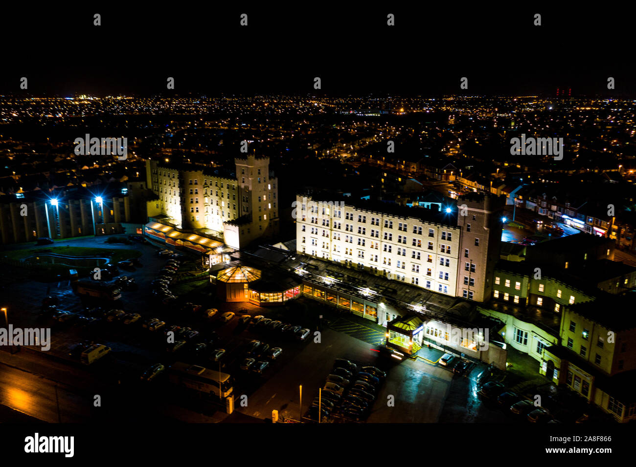 Schöne Luftaufnahmen von Blackpool in der Nacht, einschließlich Norbreck Castle Hotel liegt direkt am Meer, Stadtbild Stockfoto