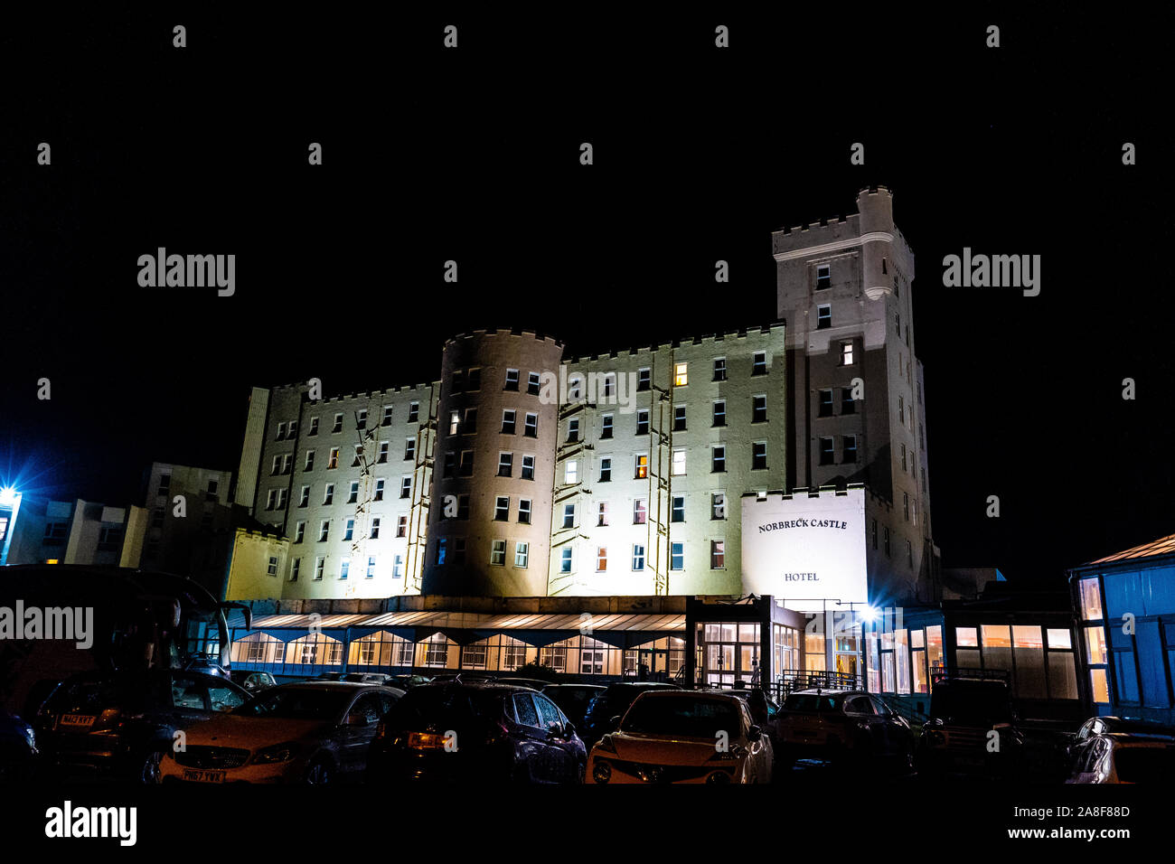 Schöne Luftaufnahmen von Blackpool in der Nacht, einschließlich Norbreck Castle Hotel liegt direkt am Meer, Stadtbild Stockfoto