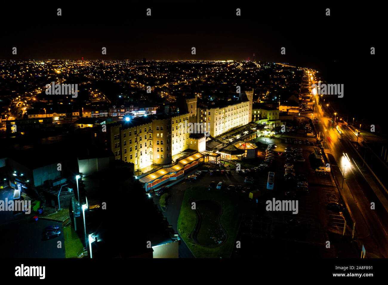 Schöne Luftaufnahmen von Blackpool in der Nacht, einschließlich Norbreck Castle Hotel liegt direkt am Meer, Stadtbild Stockfoto
