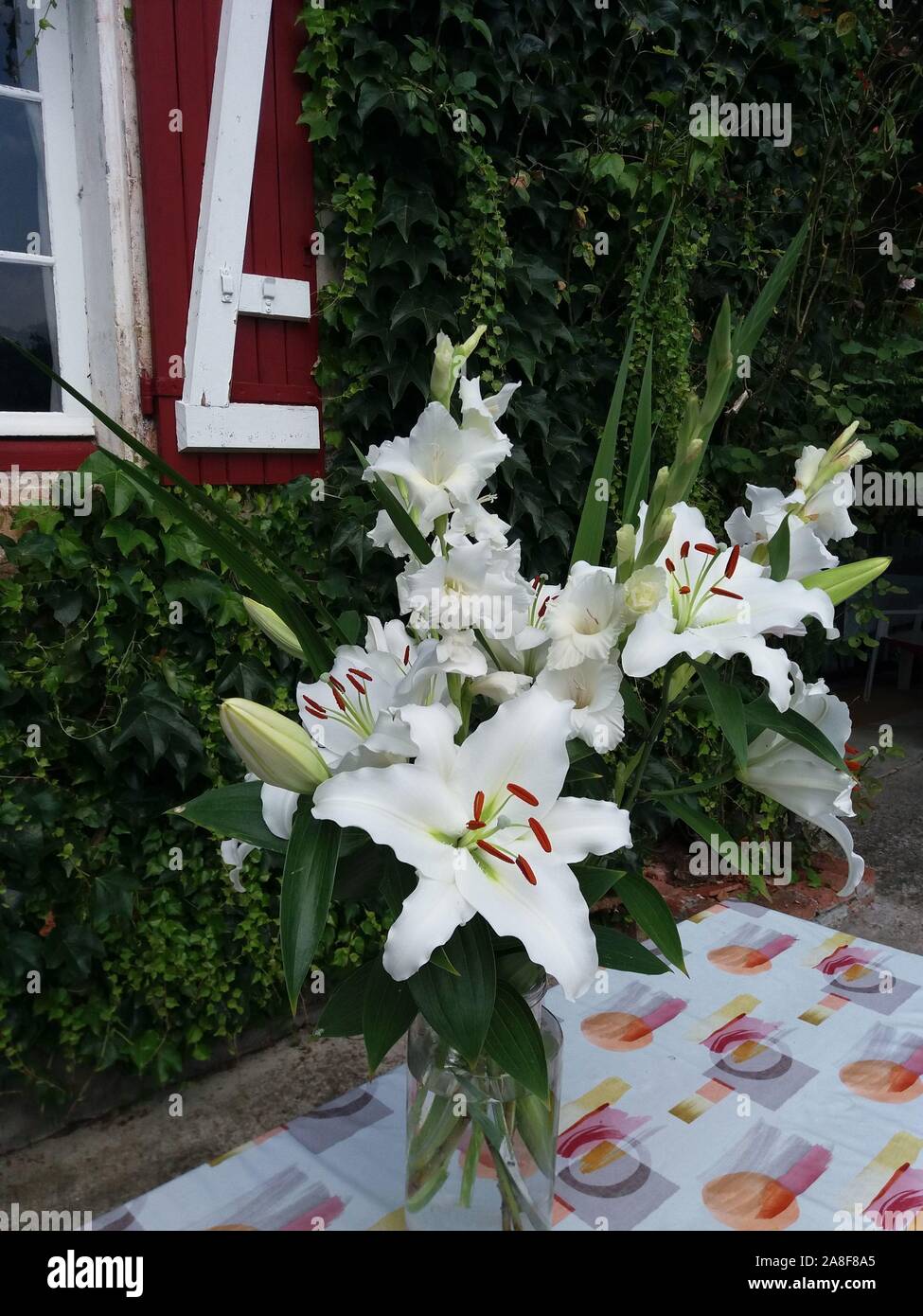 Bouquet de Lys Rialto et glaïeuls Blancs Stockfoto
