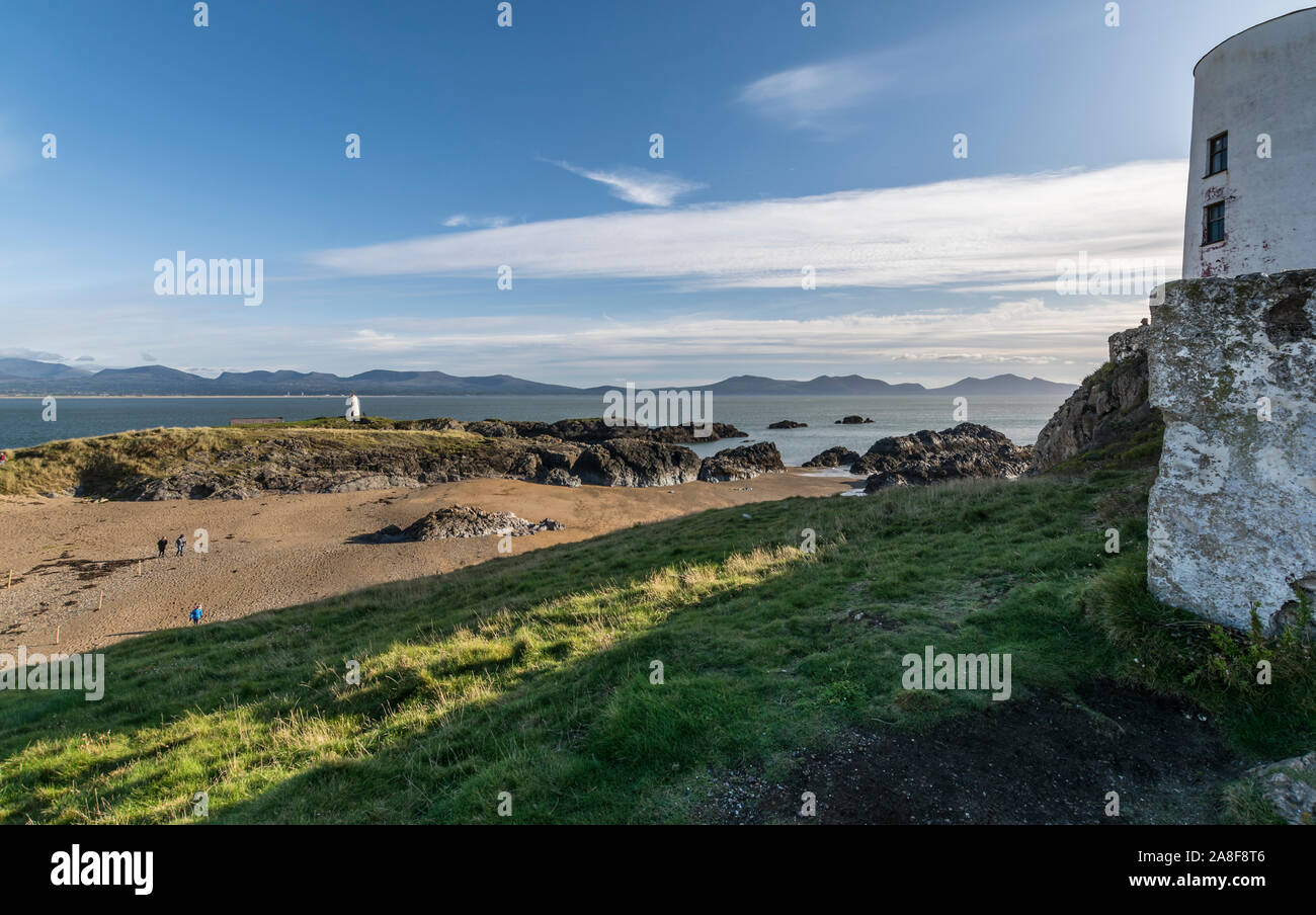 Ein Blick in Richtung Twr Bach Leuchtturm von Twr Mawr Leuchtturm auf llanddwyn Island, Whitby, North Wales, UK. Am 28. Oktober 2019 übernommen. Stockfoto