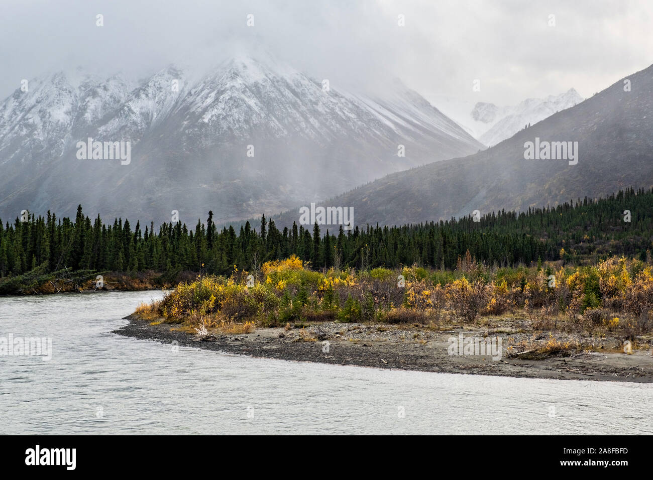 Beendigung Staub, frühen Schnee, fällt über die Alaska Range der Berge entlang der East Fork Chulitna Fluss in Denali State Park in der Nähe von Cantwell, Alaska Stockfoto